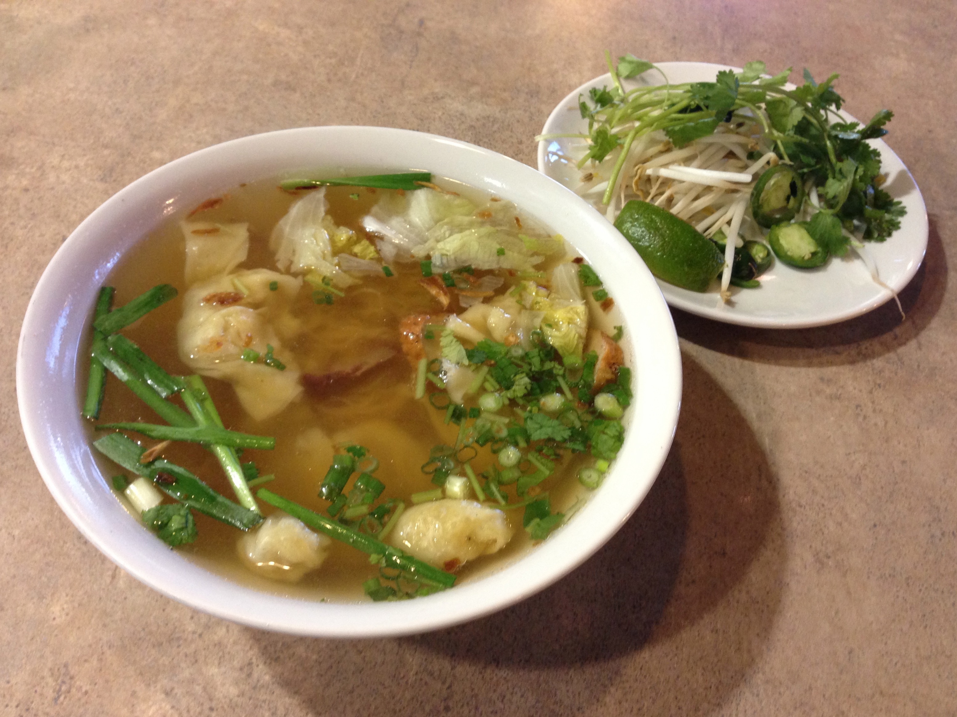 mi hoanh thanh (wonton noodle soup)