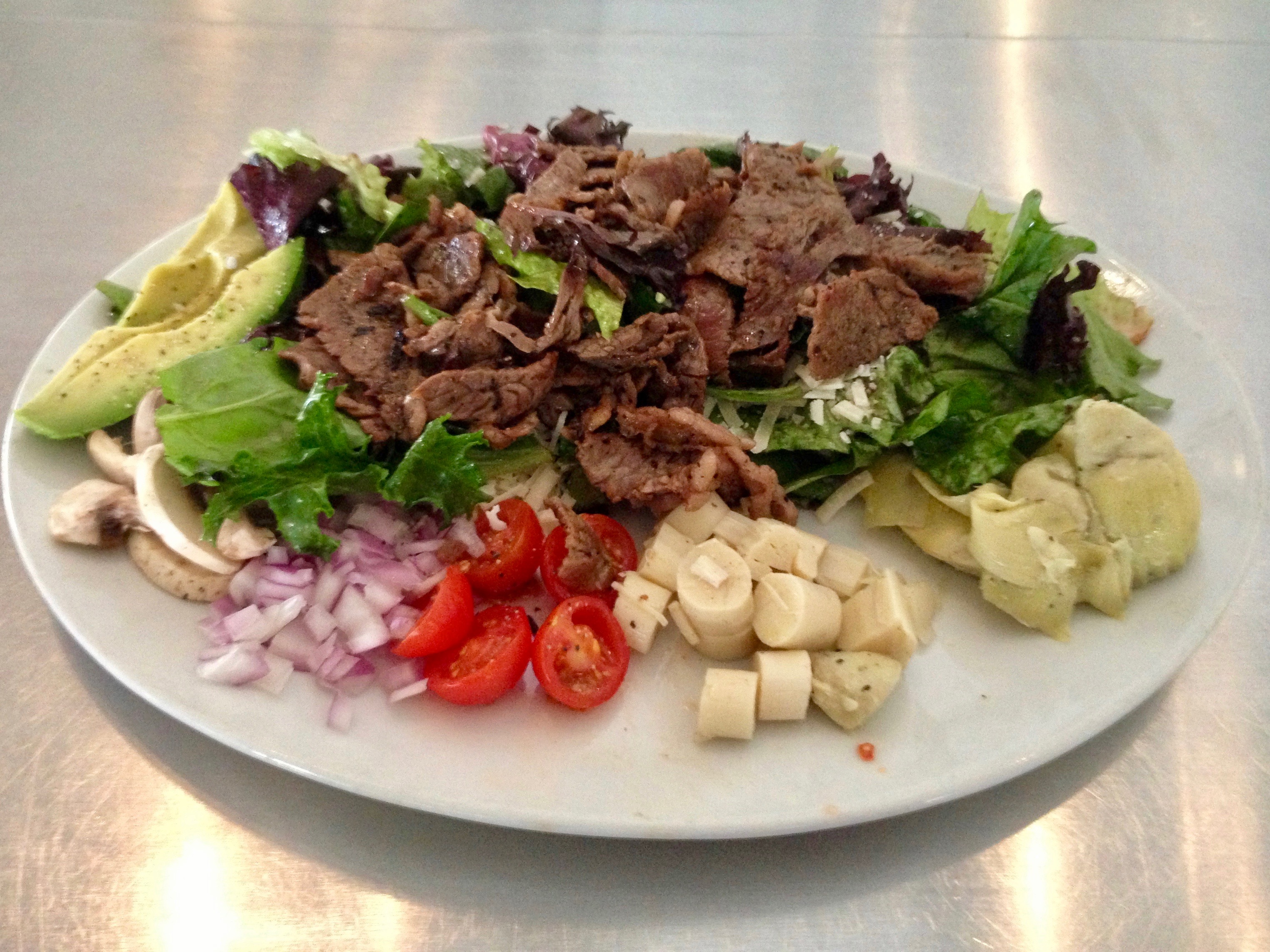 Hanny's market salad with steak