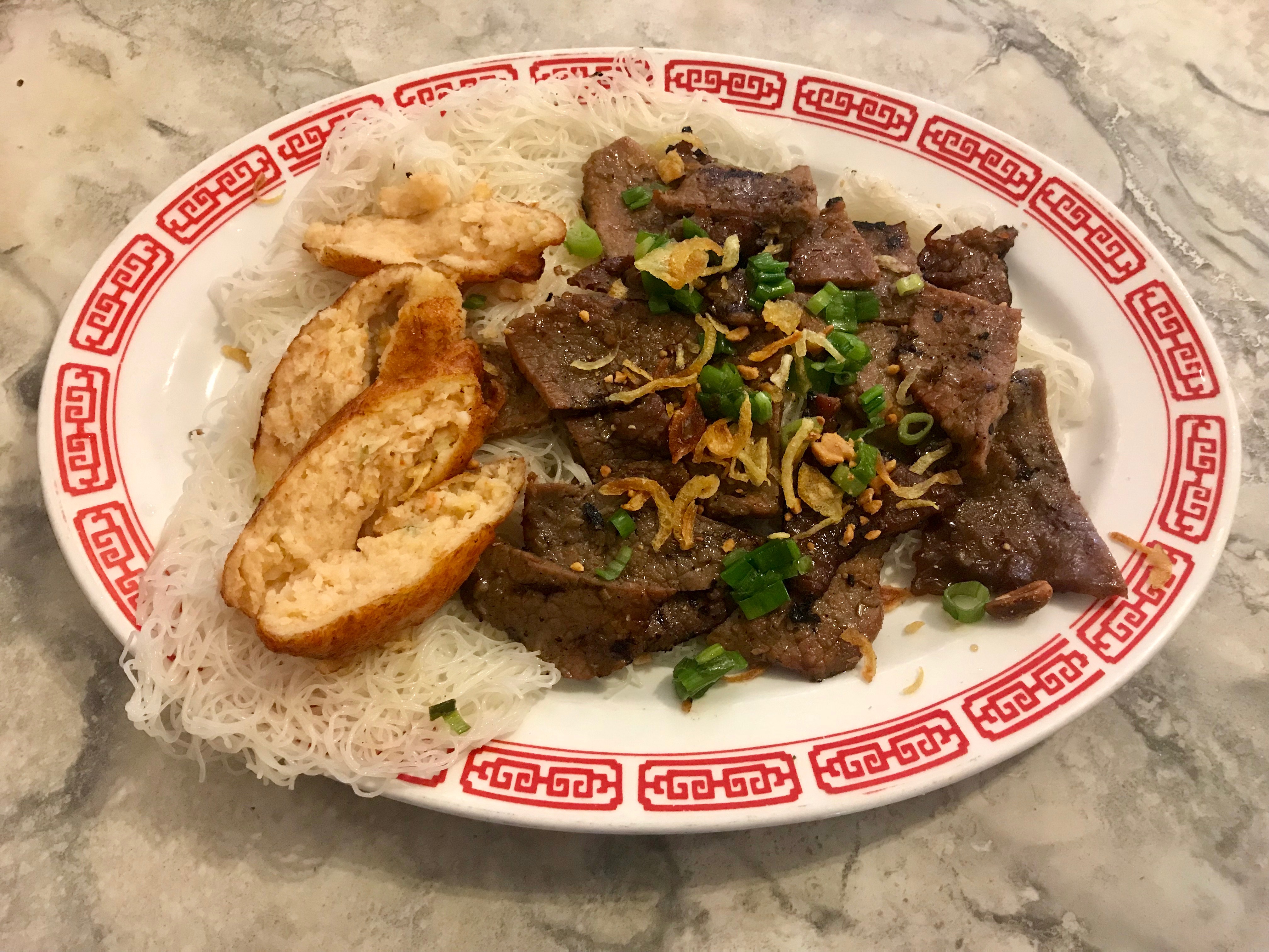banh hoi chao tom no nuong (shrimp cake and grilled beef mini rice sticks)