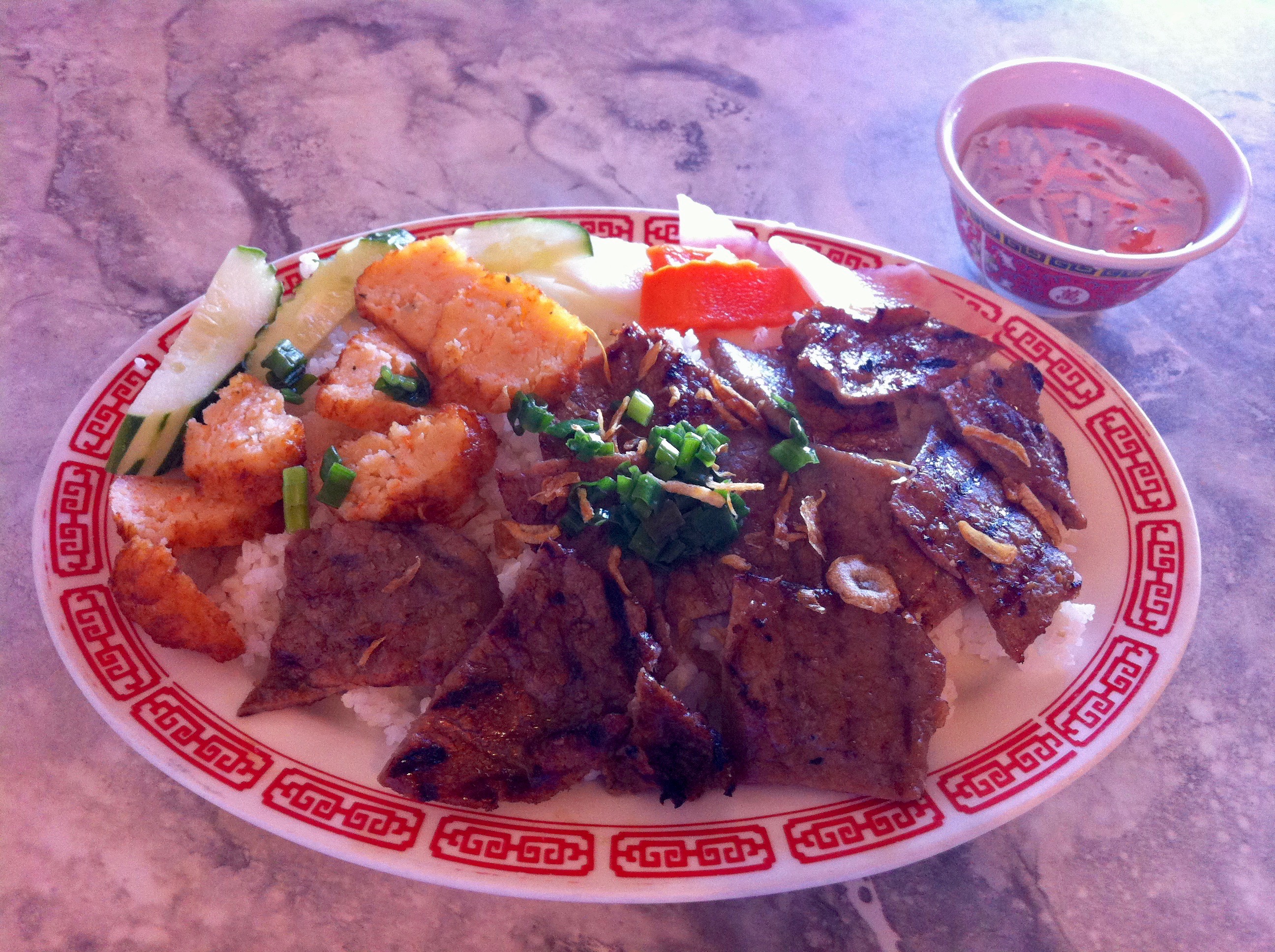 com tam choa tom bo nuong (shrimp cake and grilled beef over broken rice)