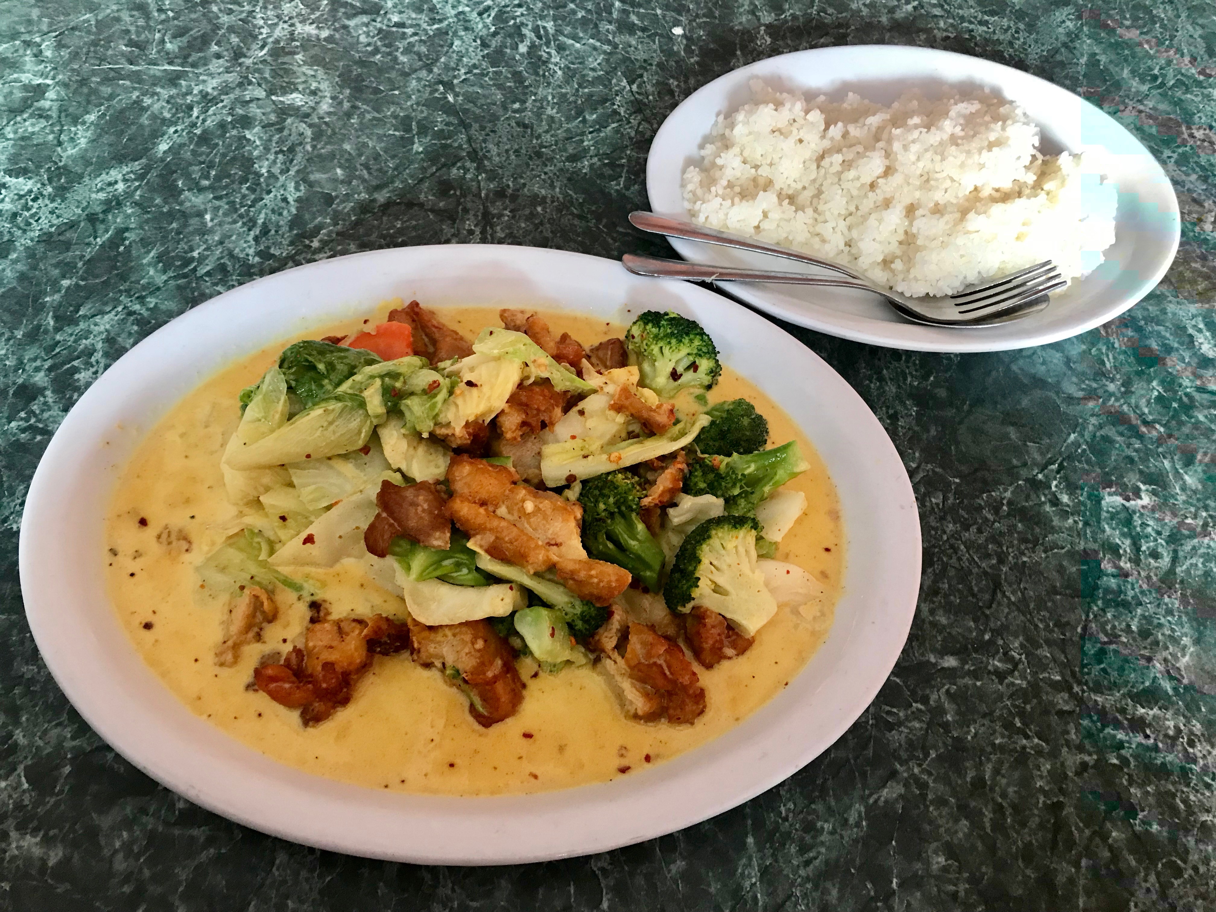 com tom cari (chicken curry with rice)