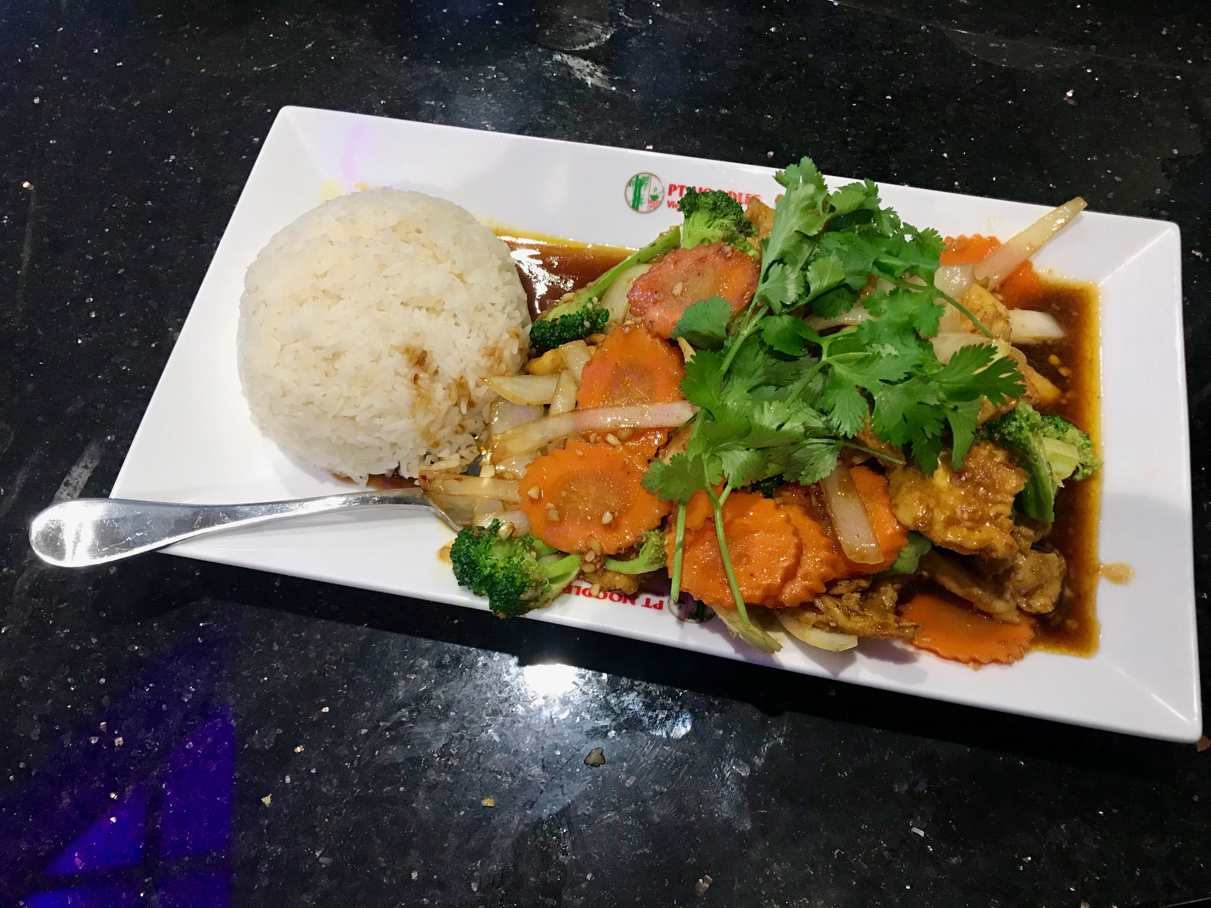 com ga xao (stir-fried chicken with jasmine rice)